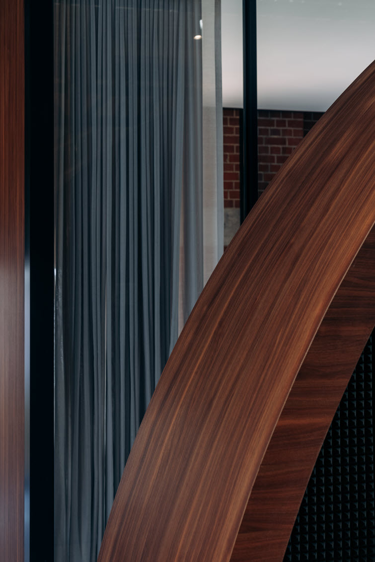 détail arc en stratifié HPL dans le bureau du studio de musique Universal